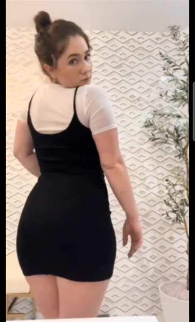 Emma Kenney swinging that ass side to side