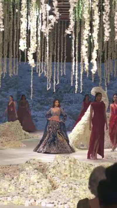 Navel Queen Tara Sutaria II 😍