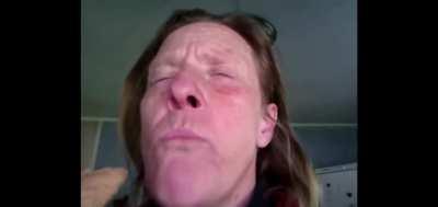 Boråsare när de hittar en donken spya på trottoaren