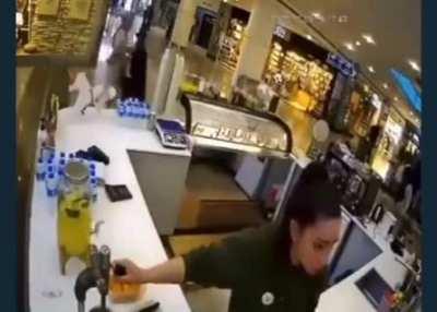 İstanbul Aqua Florya’da çalışan bir kadın, kendisini gizli kayda alan yabancı uyruklu tacizcinin telefonunu parçaladı