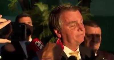 País em crise. Escândalos de corrupção por todos os lados. Mais de 500 mil mortos. Desemprego e inflação descontrolados. E o presidente: