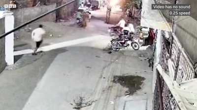 Moment pet lion escapes and attacks a woman in the street in Lahore, Pakistan