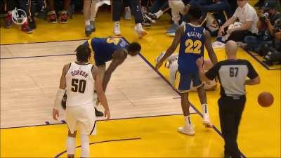 [Highlight] Jordan Poole trips Nikola Jokic resulting in Draymond Green to land awkwardly on Jokic's leg