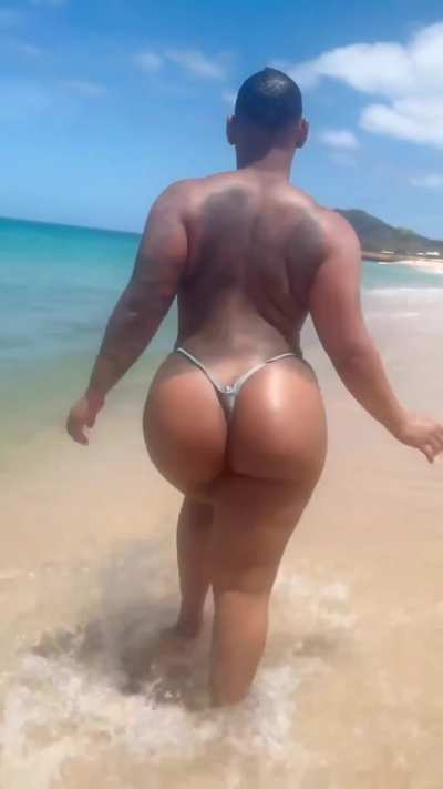 That lil weight got that ass crazy