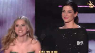 Scarlett Johansson kisses Sandra Bullock 