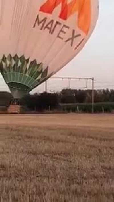 Hot air balloon almost got hit by train in Lede