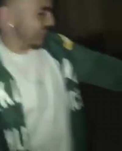 Pai acordando o filho na Síria