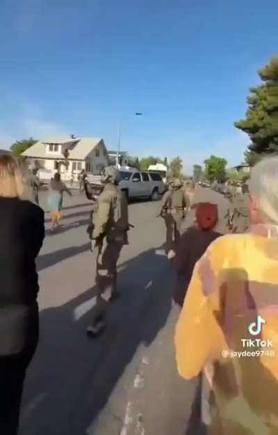 San Diego neighborhood forces ICE officers to run the fuck away