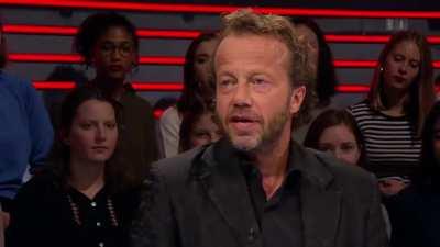 Han an shit-schnitt vor Arena gmacht und Oblivion-NPC-Musik drüber gleit.