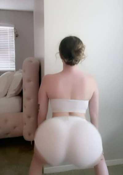 Hands on my knees shaking ass on my thot shit 😝