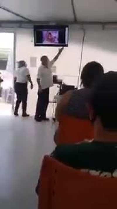 antri vaksin sambil nobar