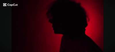 Quando sei una persona estremamente introversa la sera a casa e i tuoi amici ti chiedono di uscire ma hai finito tutte le scuse che avevi: