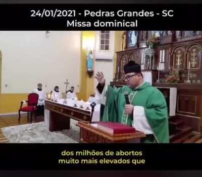 O Bruno Sartori compartilhou esse vídeo no Twitter dele. Líderes religiosos são pessoas com grande poder de influência, e é por isso mesmo que eles nunca devem agir como o padre do vídeo, que é a personificação da desonestidade intelectual.