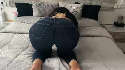 farting in sexy jeans