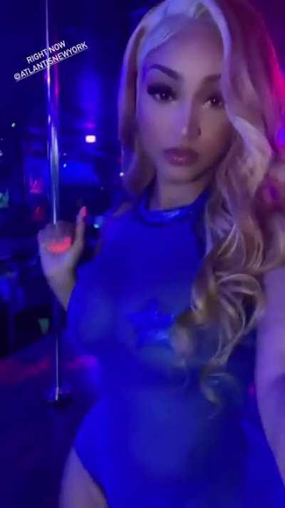 ( * )( * ) 🤳🏽💙