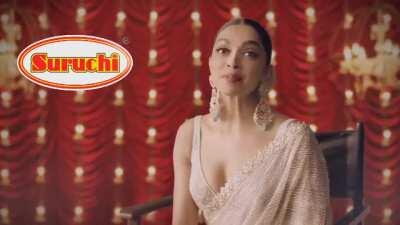 Deepika Padukone's sexy cleavage 💦😘