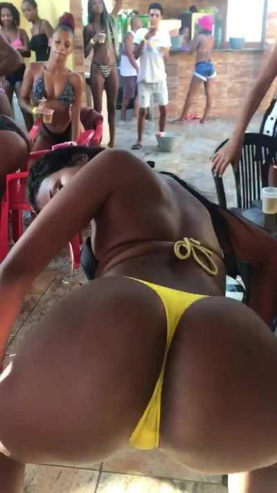 Shawty can throw it back!