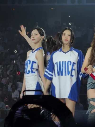 MiChaeng lovely swinging hands