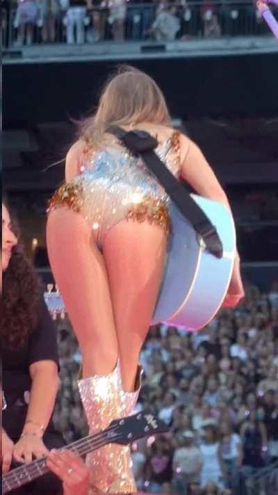 Taylor Swift is so fucking hot