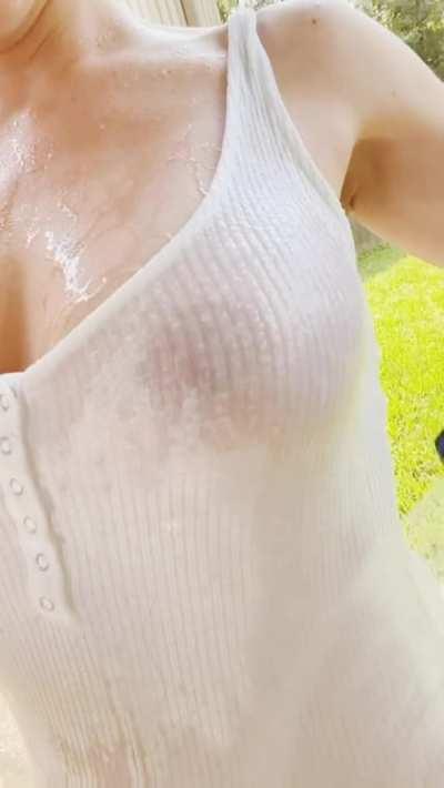 Wet’N’Hot American Summer 💦☀️ Missin’ those hot summer days!