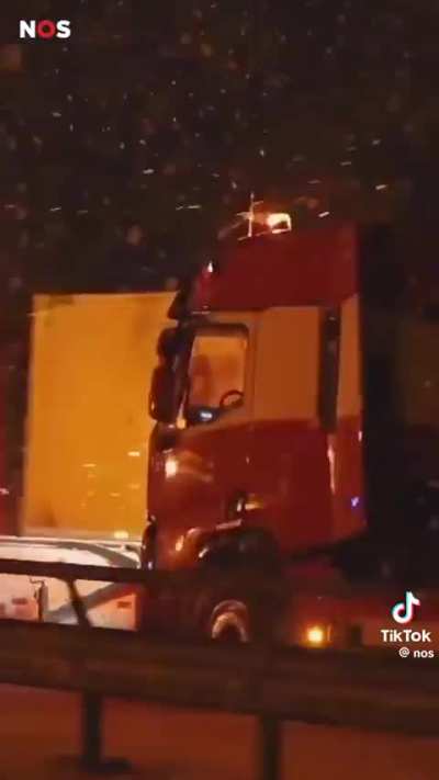 Heavy snowfall in the northern provinces of the Netherlands due to storm Goretti.