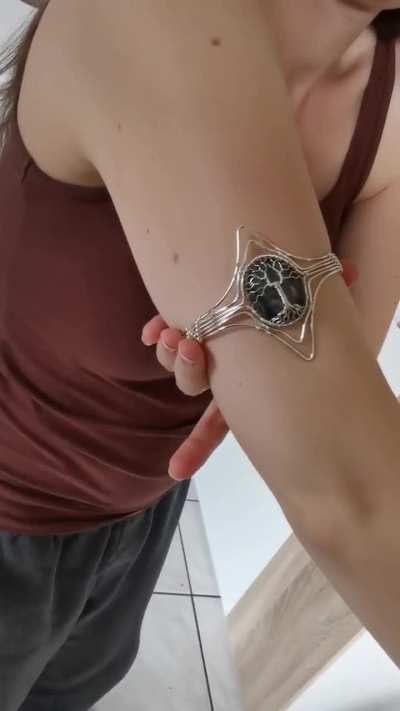 I made an elven tree armband with wire and a gemstone.