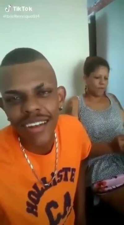 Risadinha de ladrão.