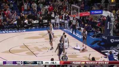 [Highlight] Brandon Ingram Finishes Over 3 Kings Players In Clutch Time