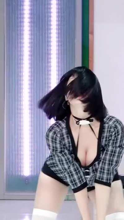 [MPD직캠] 트와이스 모모 직캠(TWICE MOMO FanCam) _ @MCOUNTDOWN_2020 G