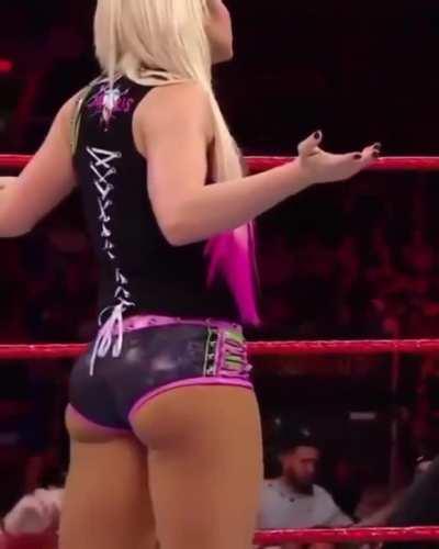 I'd love to worship her bubble butt