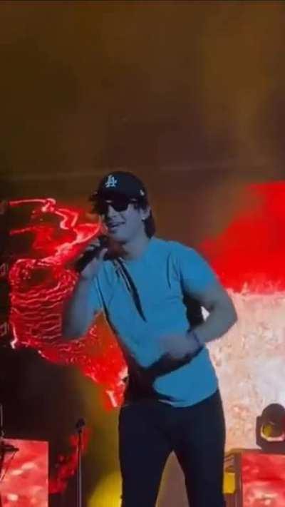 Joji sees an OG fan and gives him his noodle dick <3