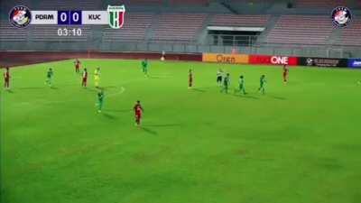 Goalkeeper commits awful howler in Malaysian second division