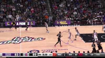 [Highlight] Russ finds Kawhi for his 4th three to give him 26 points in 20 minutes