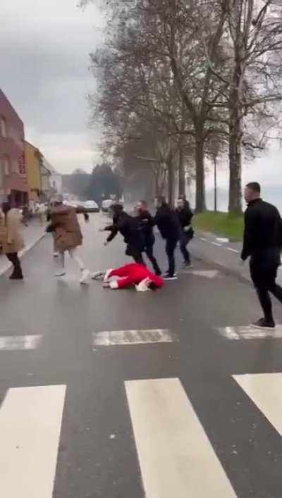 hrvatski vojnik udara djeda mraza na badnjak