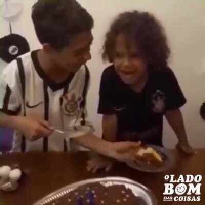 Couldn't crosspost this so had to repost this here as i thought this belonged here. credit to u/krncrds. Brazilian tradition says the first slice of your birthday cake goes to the person you love the most, the boy gave it to his brother, who cried in happ