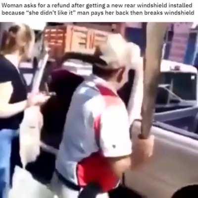 Женщина просила чтоб ей вернули деньги и ей их вернули