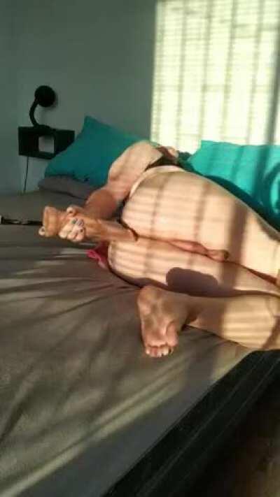 Come help me fit this whole dildo in my tight ass please🥺