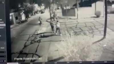 Villa Luzuriaga, Juan Florio y Labarden. Dos motochorros quisieron asaltar a un policía de la Federal, que se defendió con su arma reglamentaria y abatió a uno de los delincuentes. El otro huyó.