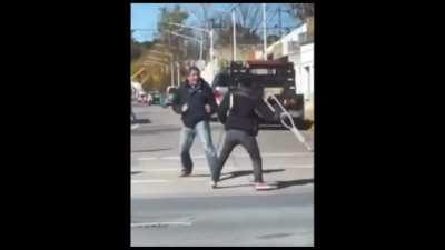 Un automovilista acusó a un mendigo de fingir su discapacidad y se agarraron a trompadas y muletazos