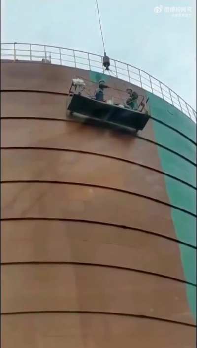 Kung-fu fighting while working at heights 两名油漆工高空作业时大打出手