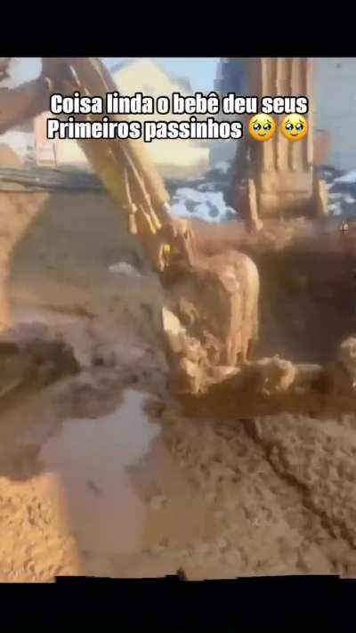 bebek kepçeye yardım eden baba kepçe