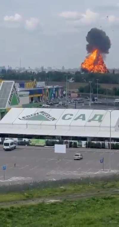 Voronezh - the federal forces of Russia launched an airstrike on the oil depot so that it would not go to PMC Wagner - taken from a different angle