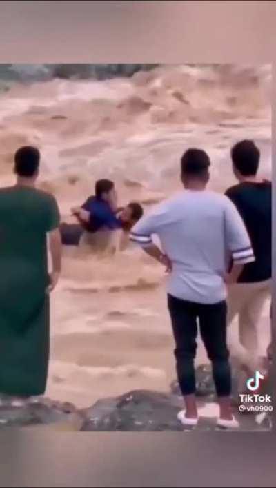 Man saves two kids from drowning