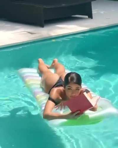 Sunday Service☀️🤩😎 wish I could be there in the pool with her.