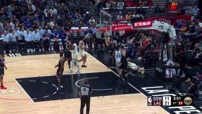 [Highlight] Ivica Zubac's response to the foul call gets caught in the under-basket mic