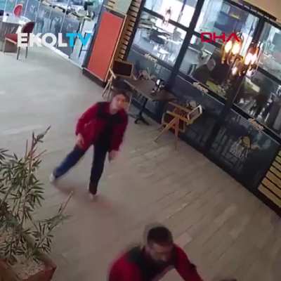 NSFW | Kars'ta bir uzman çavuş, kendisine yan baktığını iddia ettiği vatandaşı silahla vurarak öldürdü.