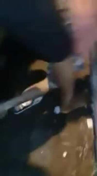 Papai Noel jovem é recebido pela vizinhança