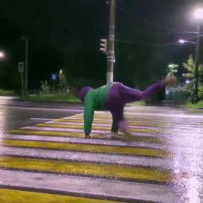 literalmente timoteo, q ganas de verlo intentar bailar en stream :(((