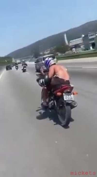 Chegou o Novembro Azul! Nem adianta tentar fugir do proctologista - ele é mais rápido do que você!