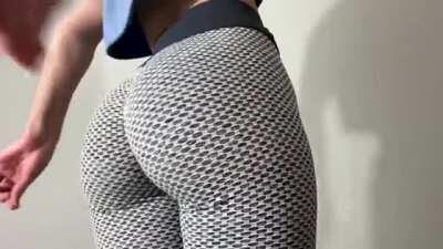 do these tiktok leggings make you want to put a load in me?